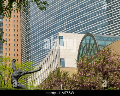 Robert Moses Plaza und Generoso Pope Memorial Auditorium, Fordham Universität Lincoln Center Campus, NYC Stockfoto