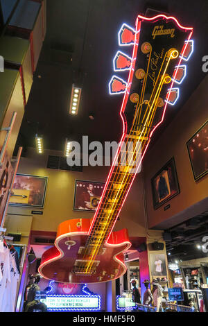 Riesige Decke Gitarre ziert den Eingang zum th Hard Rock Cafe, NYC, USA Stockfoto