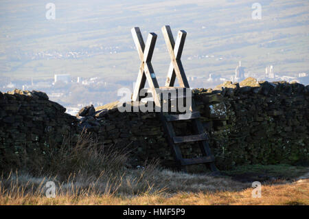 Holzleiter Stile über Trockenmauer auf Pendle Hügel oberhalb Clitheroe im Ribble Valley, Lancashire England UK. Stockfoto