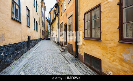 schmale Straße Prastgatan (des Priesters Straße) in Altstadt Galma Stan der Stadt Stockholm Stockfoto