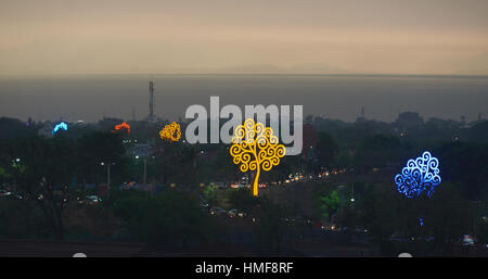 Beleuchtete Bäume in Managua Straße während des Sonnenuntergangs färben Stockfoto