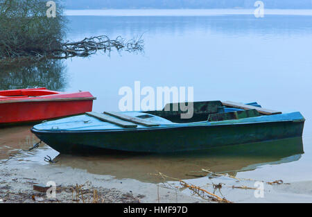 kleines Boot vor Anker bis zum Ende der Saison Angeln Stockfoto