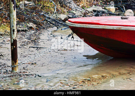 kleines Boot vor Anker bis zum Ende der Saison Angeln Stockfoto