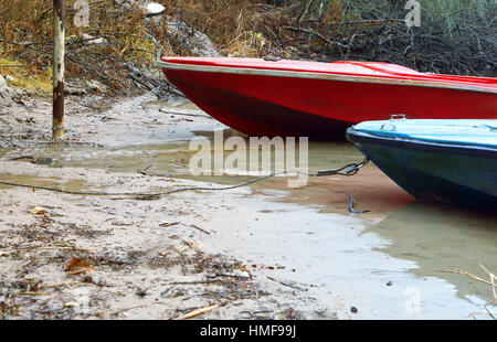 kleines Boot vor Anker bis zum Ende der Saison Angeln Stockfoto