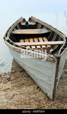 kleines Boot vor Anker bis zum Ende der Saison Angeln Stockfoto