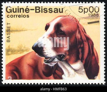 Eine Briefmarke gedruckt in Guinea-Bissau zeigt einen Hund Basset, aus Serie Hunderassen, ca. 1988 Stockfoto