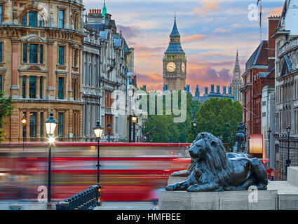 Löwen London Trafalgar Square und Big Ben Tower im Hintergrund Stockfoto