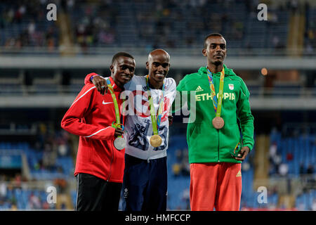 Rio De Janeiro, Brasilien. 13. August 2016. Mo Farah (GBR) gewinnt die Goldmedaille bei der Herren 10.000 m bei den Olympischen Sommerspielen 2016. © Paul J. Sutton/PCN Stockfoto