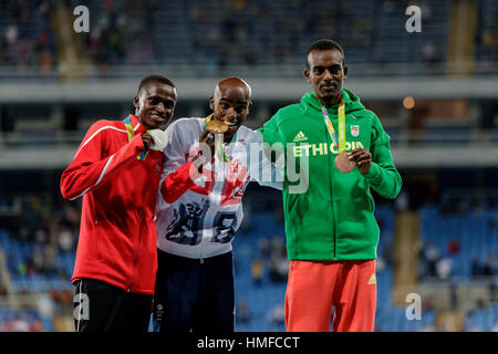 Rio De Janeiro, Brasilien. 13. August 2016. Mo Farah (GBR) gewinnt die Goldmedaille bei der Herren 10.000 m bei den Olympischen Sommerspielen 2016. © Paul J. Sutton/PCN Stockfoto