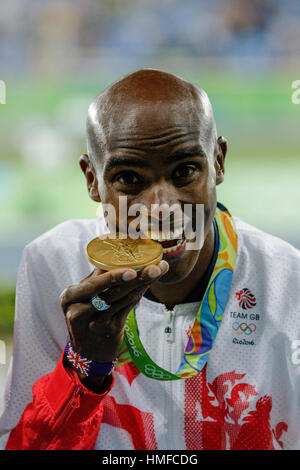 Rio De Janeiro, Brasilien. 13. August 2016. Mo Farah (GBR) gewinnt die Goldmedaille bei der Herren 10.000 m bei den Olympischen Sommerspielen 2016. © Paul J. Sutton/PCN Stockfoto