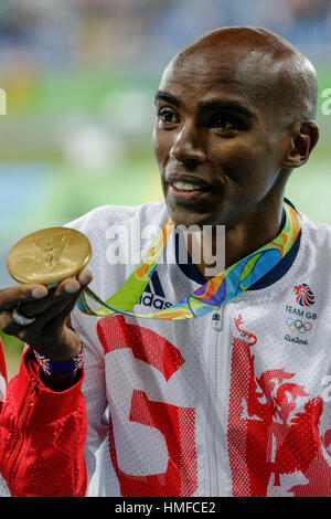 Rio De Janeiro, Brasilien. 13. August 2016. Mo Farah (GBR) gewinnt die Goldmedaille bei der Herren 10.000 m bei den Olympischen Sommerspielen 2016. © Paul J. Sutton/PCN Stockfoto