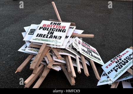 Dissidenten Irish Republican Plakate vor der 45. Bloody Sunday jährliche März für Gerechtigkeit in Derry, Londonderry. Stockfoto