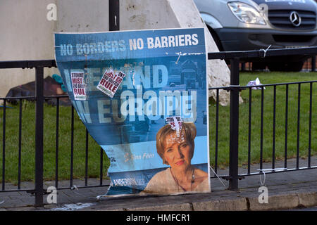 Verunstaltete Sinn Féin Anit-Austritt-Plakat in der Bogside, Derry - Londonderry, Nordirland Stockfoto