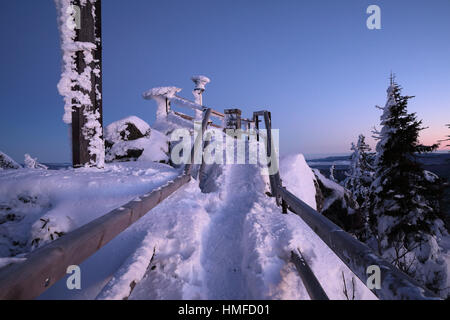 Bunte, frostigen Morgen am Berg Dreisessel in Deutschland. Im Hintergrund Gürtel der Venus. An der Spitze des Turms mit Blick auf den Böhmerwald. Stockfoto