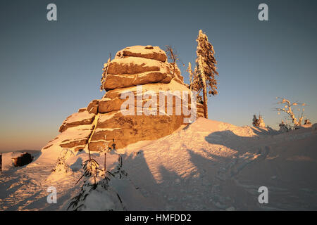 Bunte, frostigen Morgen am Berg Dreisessel in Deutschland. Goldener Morgen Landschaftsbeleuchtung Stockfoto