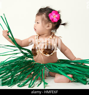 Asiatisch Chinesisch süß baby Mädchen in Hawaii Outfit gekleidet. Stockfoto