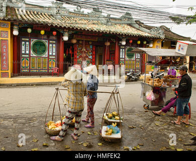 Anbietern vor dem Quan Cong Tempel, Hoi an, Vietnam Stockfoto