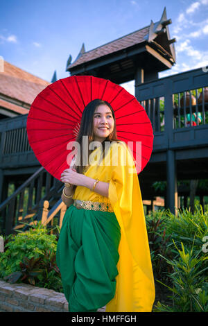 Thai-Frau mit Regenschirm traditionellen Stil kleiden Stockfoto