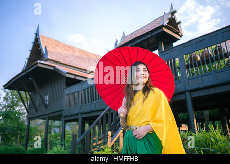 Thai-Frau mit Regenschirm traditionellen Stil kleiden Stockfoto