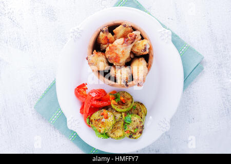 Gebratene Hähnchenflügel Stockfoto