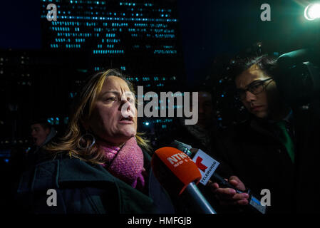 New York, NY Verbot 1. Februar 2017 - kein keine Wand Marxh für Muslime und Verbündeten. Muslime und Einwanderung Befürworter Rallye in Foley Quadrat zu einem Marsch auf Eis (Immigration and Customs Enforcement) im Zuge der Präsident Trump Reiseverbot gegen sieben nahöstlichen Nationen. Stadtrat Sprecher Melissa Mark Viverito spricht mit den Medien über die Einwanderung © Stacy Walsh Rosenstock Stockfoto