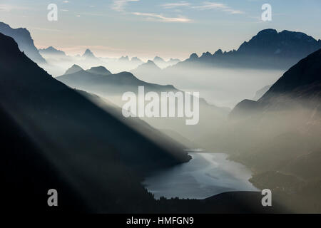 Nebel am Gipfel der Dolomiten und Monte Civetta gesehen von Cima Belvedere in der Morgendämmerung, Val di Fassa, Trentino-Alto Adige, Italien Stockfoto