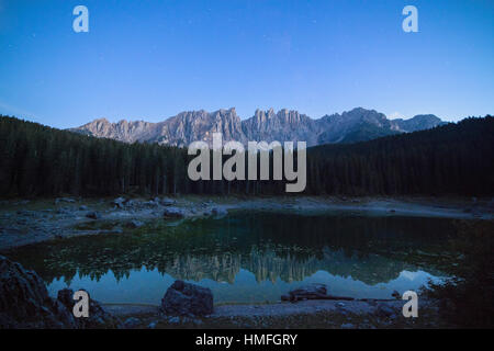 Latemar Gebirge und Wälder spiegeln sich in Karersee bei Dämmerung, Ega-Tal, Provinz Bozen, Südtirol, Italien Stockfoto