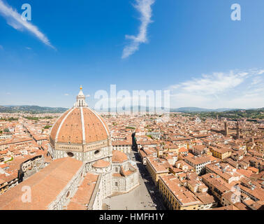 Blick auf die Altstadt von Florenz mit dem Duomo di Firenze und Brunelleschis Kuppel im Vordergrund, Florenz, Toskana, Italien Stockfoto