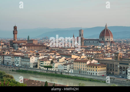 Blick auf den Dom mit Brunelleschi Dom und Palazzo Vecchio von Piazzale Michelangelo, Florenz, Toskana, Italien Stockfoto