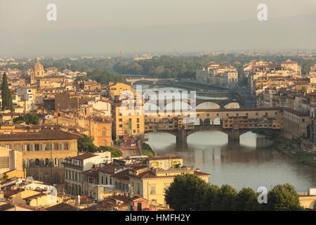 Blick auf die mittelalterliche Stadt Florenz mit dem typischen Ponte Vecchio am Fluss Arno von Piazzale Michelangelo, Florenz, Italien Stockfoto