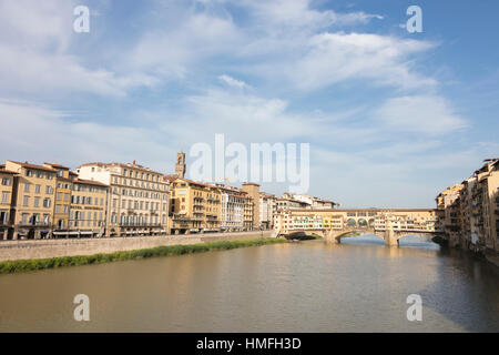 Blick auf Ponte Vecchio, eine mittelalterliche Steinbogenbrücke über den Fluss Arno, eines der Wahrzeichen von Florenz, Toskana, Italien Stockfoto