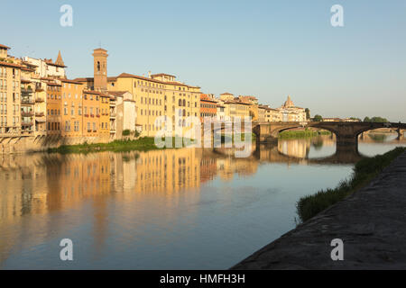Blick auf Ponte Della Vittoria am Fluss Arno mit Brunelleschis Kuppel im Hintergrund, Florenz, Toskana, Italien Stockfoto