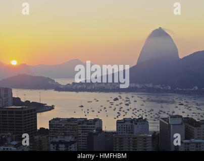 Blick über Botafogo Nachbarschaft nach der Zuckerhut bei Sonnenaufgang, Rio De Janeiro, Brasilien, Südamerika Stockfoto