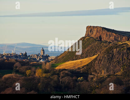 Blick Richtung Holyrood Park und Stadtzentrum entnommen Craigmillar Castle, Edinburgh, Lothian, Schottland, Vereinigtes Königreich Stockfoto