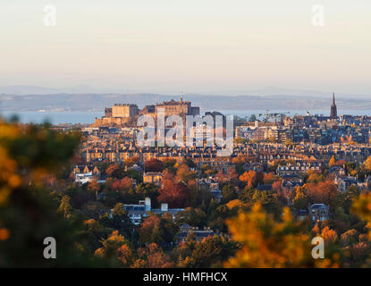 Die Skyline der Stadt mit der Burg gesehen vom Blackford Hill, Edinburgh, Lothian, Schottland, Vereinigtes Königreich Stockfoto