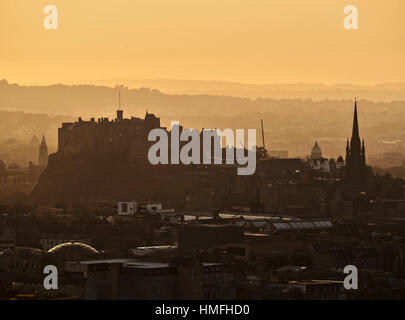 Holyrood Park angesehen Sonnenuntergang über der Altstadt von Edinburgh vom oberen Rand der Arthurs Seat, Edinburgh, Lothian, Schottland, Vereinigtes Königreich Stockfoto