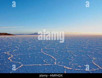 Blick auf den Salar de Uyuni, der größte Salz Wohnung in der Welt, bei Sonnenaufgang, Daniel Campos Provinz, Abteilung Potosi, Bolivien Stockfoto