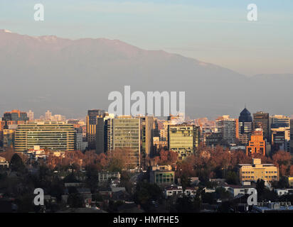 Blick von der Parque Metropolitano gegenüber den Hochhäusern mit den Anden hinter, Santiago, Chile Stockfoto