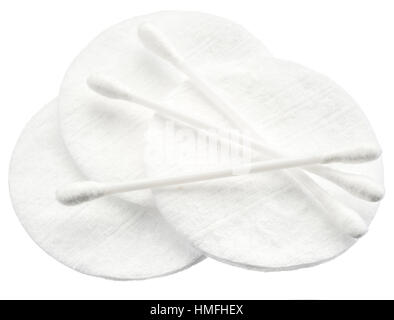 Wattestäbchen und Wattepads auf weißem Hintergrund. Stockfoto