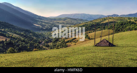 Malerischen Sonnenaufgang in einem Bergtal. Genähte Panorama Stockfoto