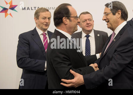 Taoiseach Enda Kenny (links) und der dänische Ministerpräsident Lars Løkke Rasmussen (zweiter von rechts) schaut zu, wie der französische Präsident Francois Hollande zyprische Präsident Nicos Anastasiades an den Großmeister-Palast in Valletta, Malta, während einer informellen Gipfel grüßt. Stockfoto