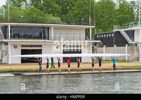 UNIVERSITÄT OXFORD RUDERN-TEAMS AUF DER THEMSE EIN TEAM VON ACHT RUDERER TRAGEN DAS BOOT IN DER NÄHE DER HOCHSCHULE BOOTSHÄUSER Stockfoto