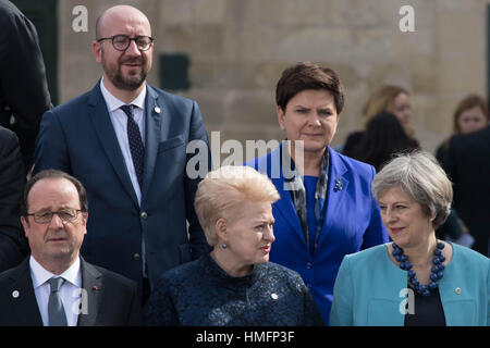 Premierminister Theresa May (vorne rechts) steht neben die litauische Staatspräsidentin Dalia Grybauskaite und der französische Präsident Francois Hollande (links), wie sie ein Familienfoto mit anderen europäischen Partnern besuchen, nach dem Besuch der ersten Arbeitssitzung des einen informellen Gipfel in Malta. Stockfoto