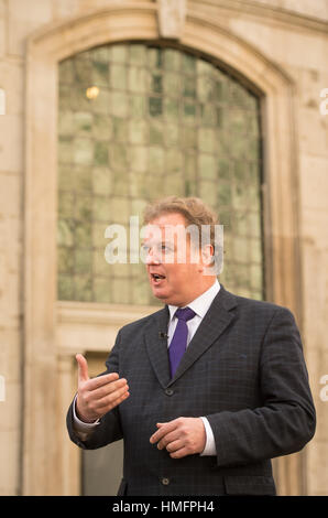 Peter Wilding, Verwaltungsratspräsident der pro-Europa-Druck-Gruppe britischen Einfluss außerhalb der Royal Courts of Justice, im Zentrum Londons, wo neue rechtliche Herausforderung über Austritt gesperrt wurde. Stockfoto