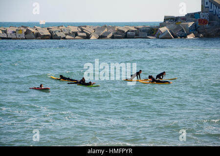 Barcelona, Spanien - 3. Dezember 2016: Unbekannter Surfer in Barcelona, Spanien. Stockfoto