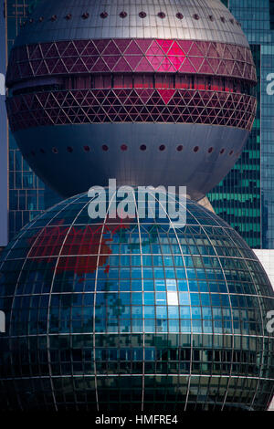 Close up Portrait of Oriental Pearl Radio & TV Tower und das Shanghai International Convention Center Stockfoto