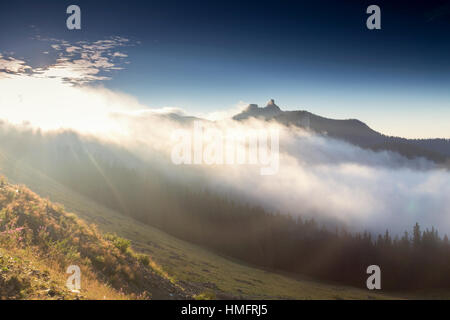 Schönen Sommer Sonnenaufgang in Rarau Bergen, Bucovina - Rumänien Stockfoto