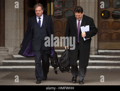 Peter Wilding, Vorsitzender der pro-Europa-Interessengruppe britischen Einfluss (links) und Adrian Yallard außerhalb der Royal Courts of Justice, im Zentrum Londons, wo ihre neue juristische Herausforderung über Austritt gesperrt wurde. Stockfoto