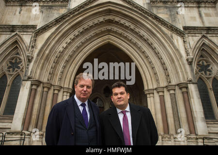 Peter Wilding, Vorsitzender der pro-Europa-Interessengruppe britischen Einfluss (links) und Adrian Yallard außerhalb der Royal Courts of Justice, im Zentrum Londons, wo ihre neue juristische Herausforderung über Austritt gesperrt wurde. Stockfoto