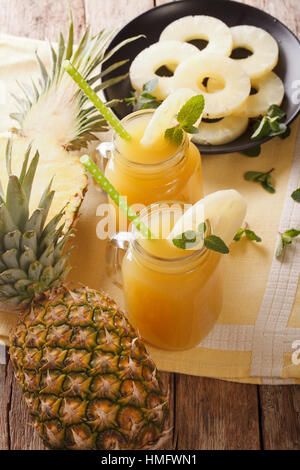 Hausgemachte Ananas-Saft in ein Glas-Glas-Nahaufnahme auf dem Tisch. vertikale Stockfoto